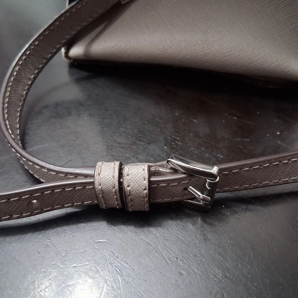 Michael Kors Quinn Gray Crossbody Bag with a Structured Design  13